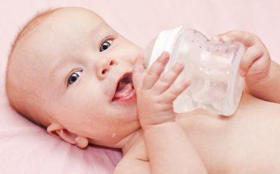 Младенец пьет воду