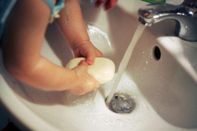 Ребенок должен часто мыть руки мылом
