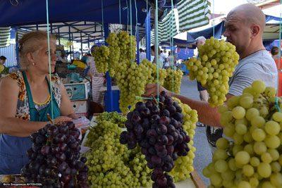 Виноград на рынке