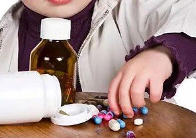 Ребенок берет лекарства