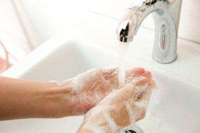 Мыть руки с мылом