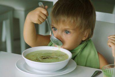 Ребенок ест суп